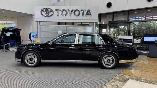 Admire the 'ancient' beauty of Toyota Century 2024, twice as expensive as Lexus LS - Photo 2.