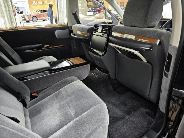 Admire the 'ancient' beauty of Toyota Century 2024, twice as expensive as Lexus LS - Photo 3.