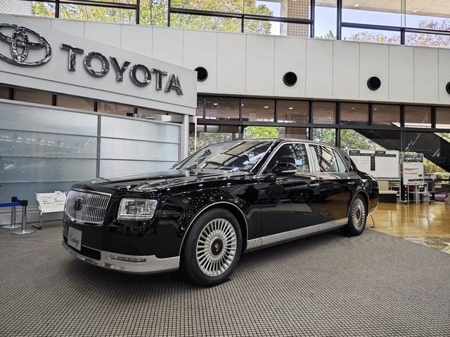 Admire the 'ancient' beauty of Toyota Century 2024, twice as expensive as Lexus LS - Photo 1.